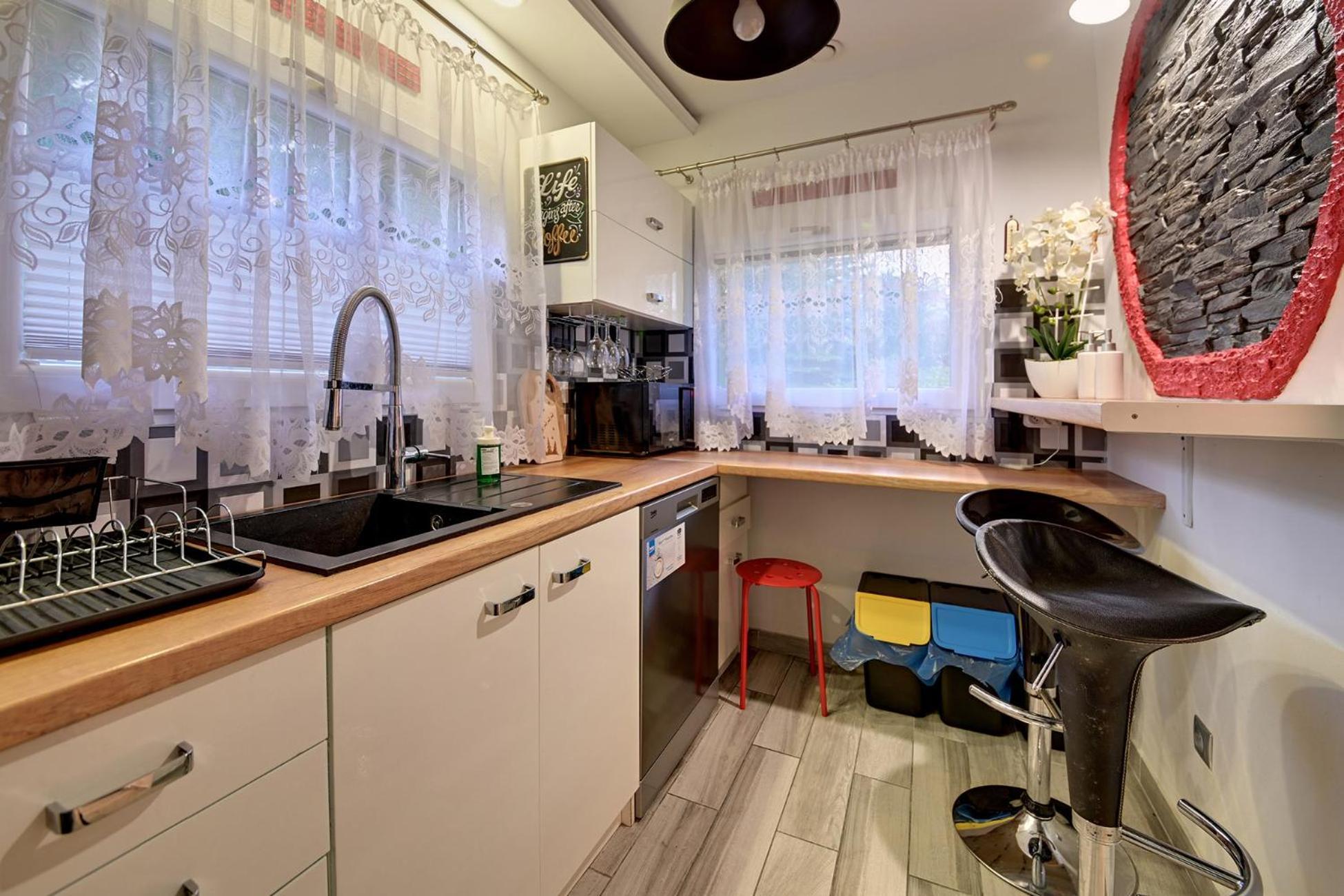 Rentplanet - Jednosci Narodowej Apartment